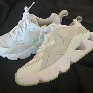 Nike Ryz 365 white and pistachio trainers.